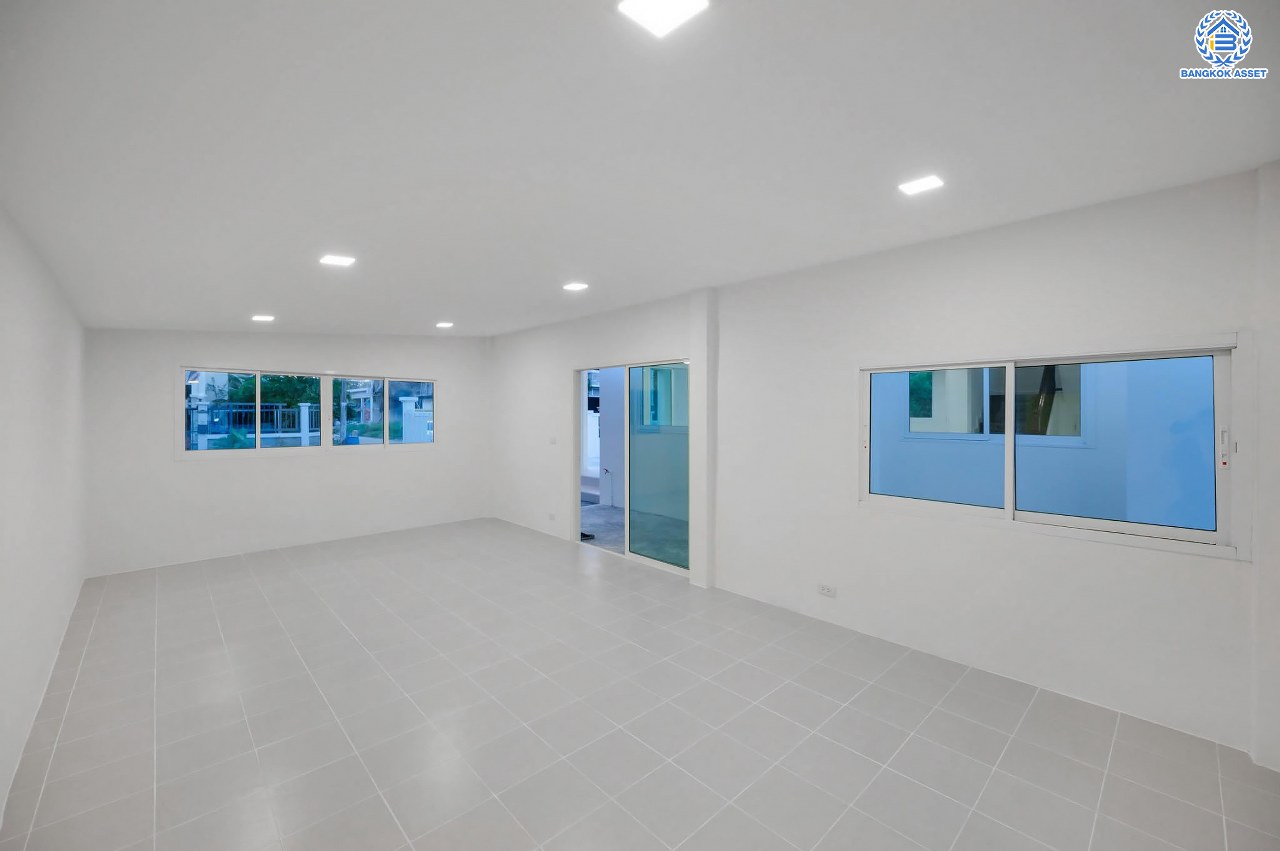 บ้านมือสองตกแต่งใหม่ โครงการ กฤษดานคร18 พุทธมณฑลสาย3 เนื้อที่ 74 ตร.ว. บนพื้นที่ใช้สอย 158.9 ตร.ม. อีกระดับของฟังก์ชัน 4 ห้องนอน 3 ห้องน้ำ จอดรถได้ 2 คัน พร้อม 1 ห้องอเนกประสงค์สุด Private ที่สามารถปรับการใช้งานได้หลากหลาย บนทำเลศักยภาพเชื่อมต่อหลายเส้นทาง ใกล้เซ็นทรัลปิ่นเกล้า ม.มหิดล และทางด่วน "ศรีรัช"